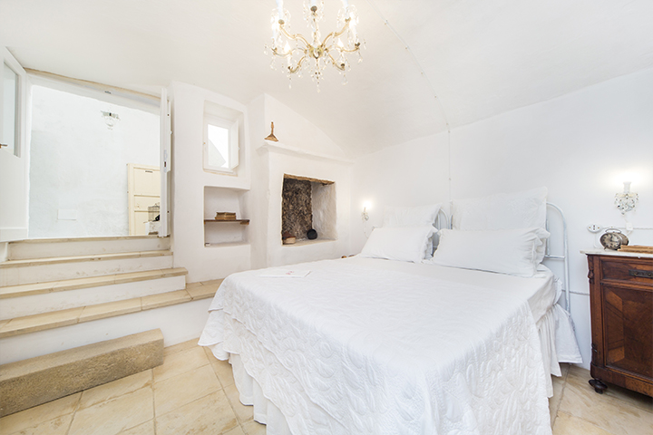 La struttura comprende due camere da letto, un cucinotto, una saletta per le colazioni e un